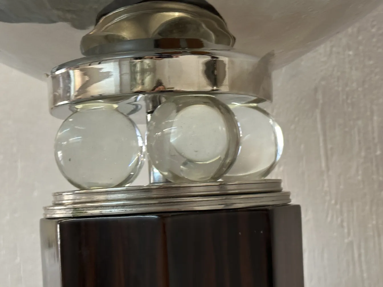 Duas lâmpadas de piso antigas com detalhes decorativos em uma base elegante