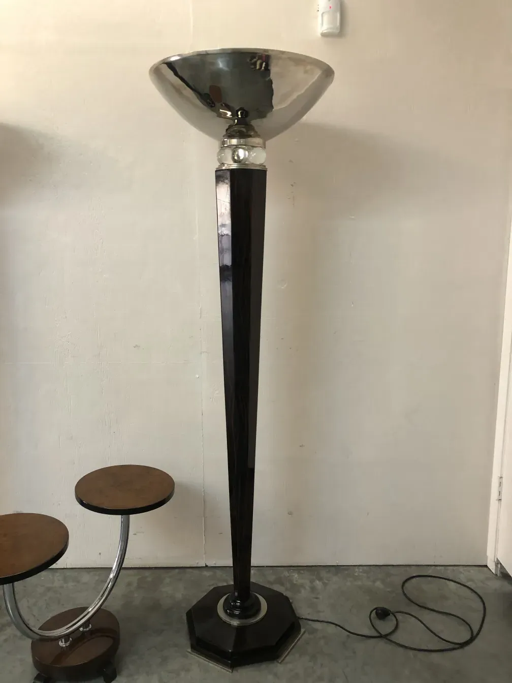 dos lámparas de pie antiguas con diseño elegante en un ambiente informal