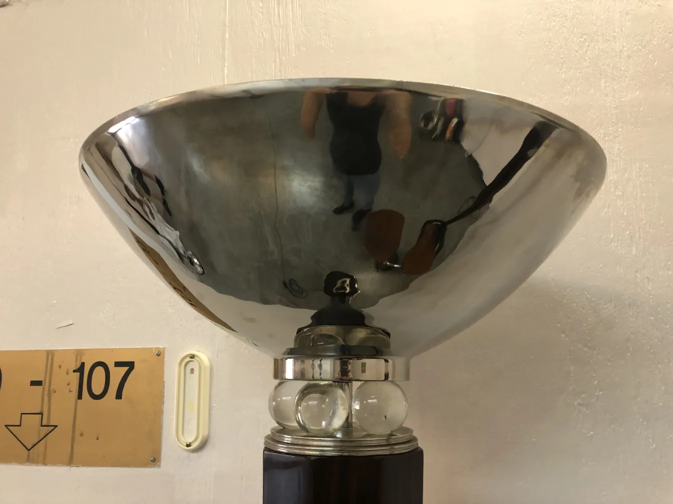 古老的落地灯，带有光滑的罩子，环境简单。