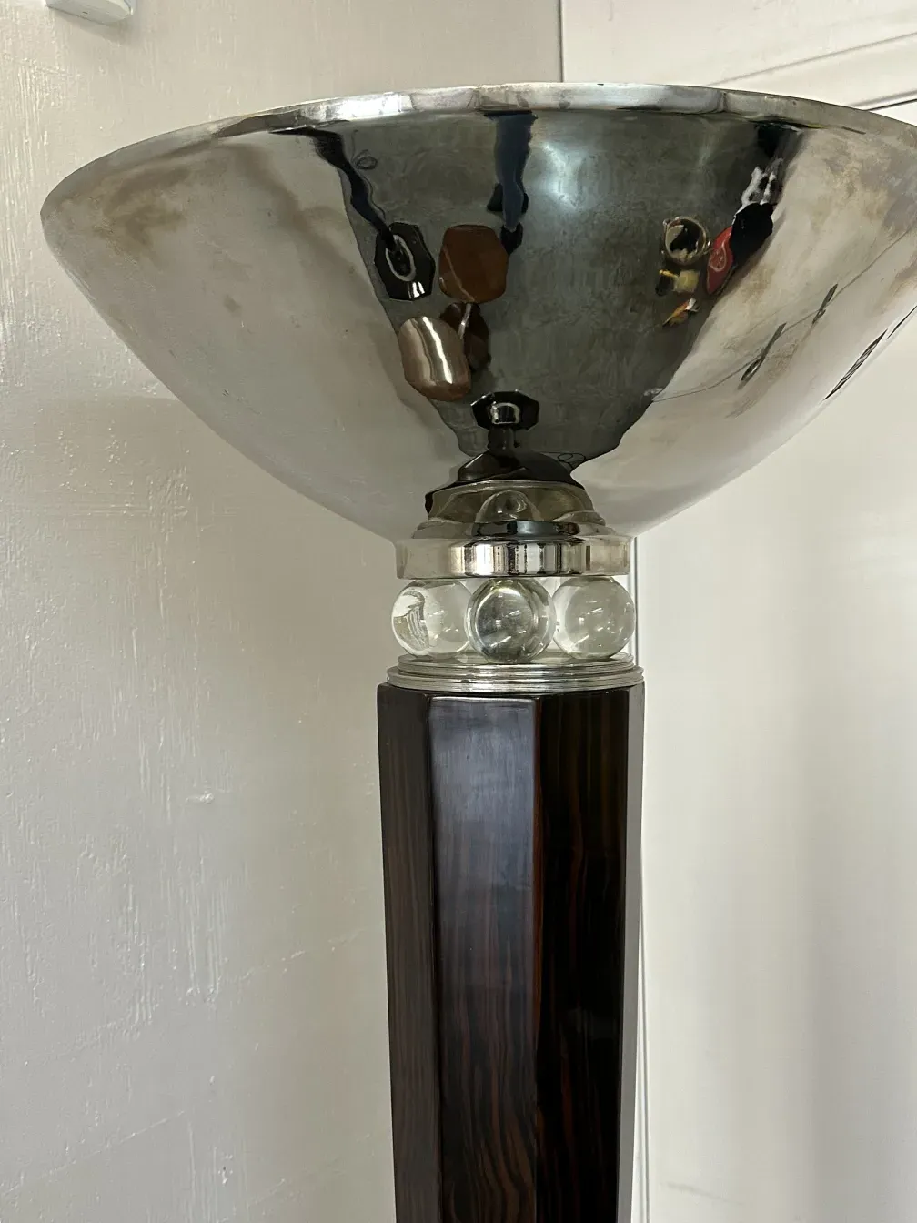 deux lampadaires anciens avec base élégante dans un cadre chaleureux