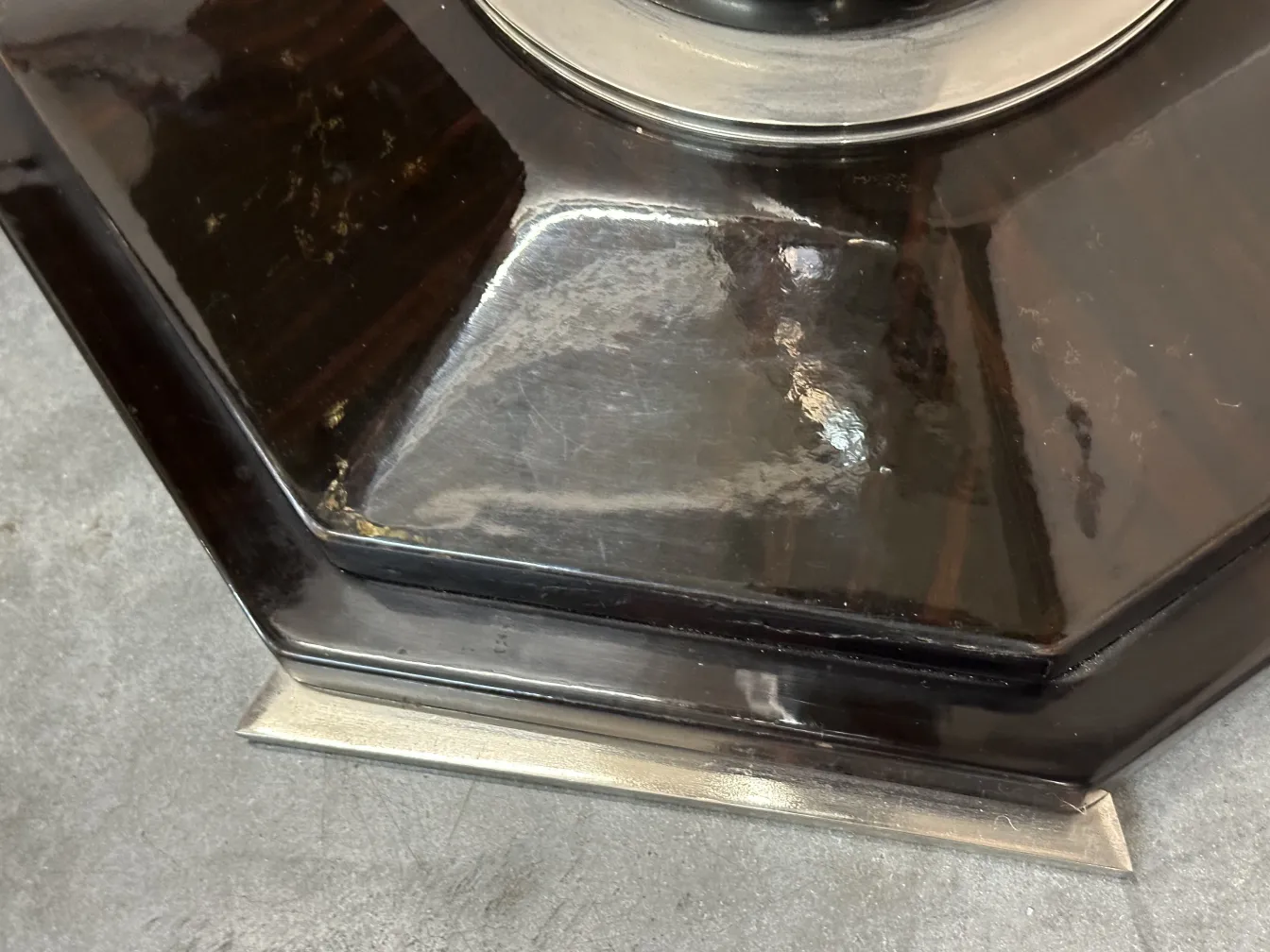 Vista detalhada de 2 lâmpadas de piso antigas com base decorativa