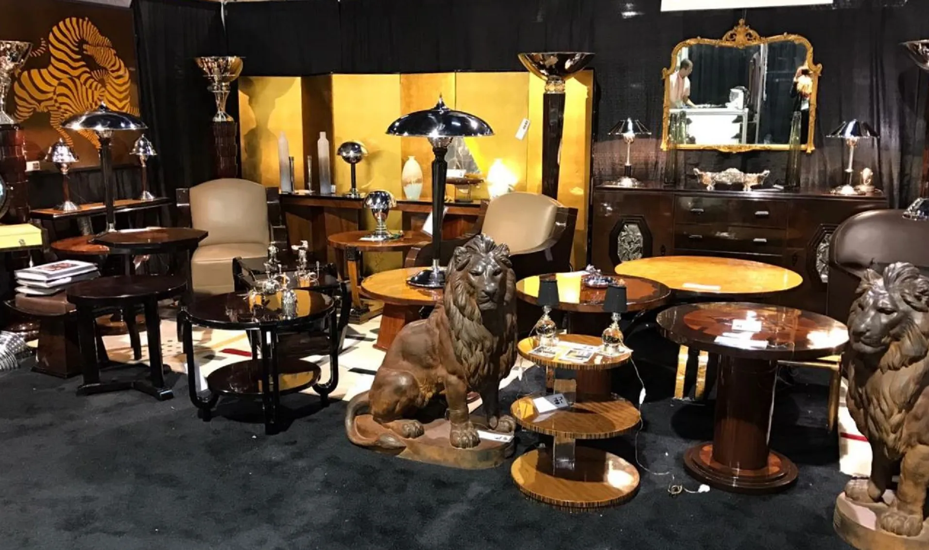 Conjunto de 2 lámparas de pie antiguas en un ambiente elegante