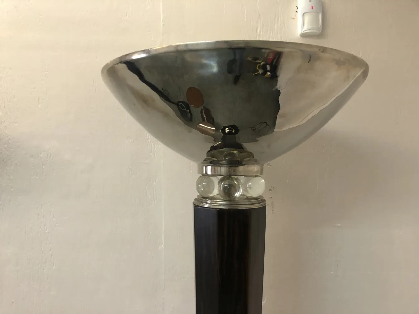 2 antike Stehleuchten mit elegantem Design in modernem Umfeld