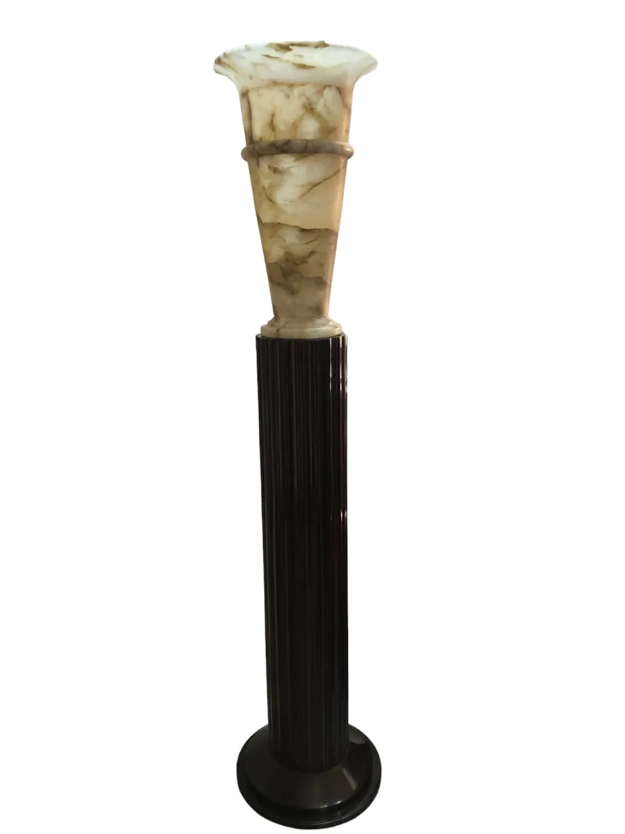 deux lampadaires anciens avec un design décoratif dans une ambiance accueillante