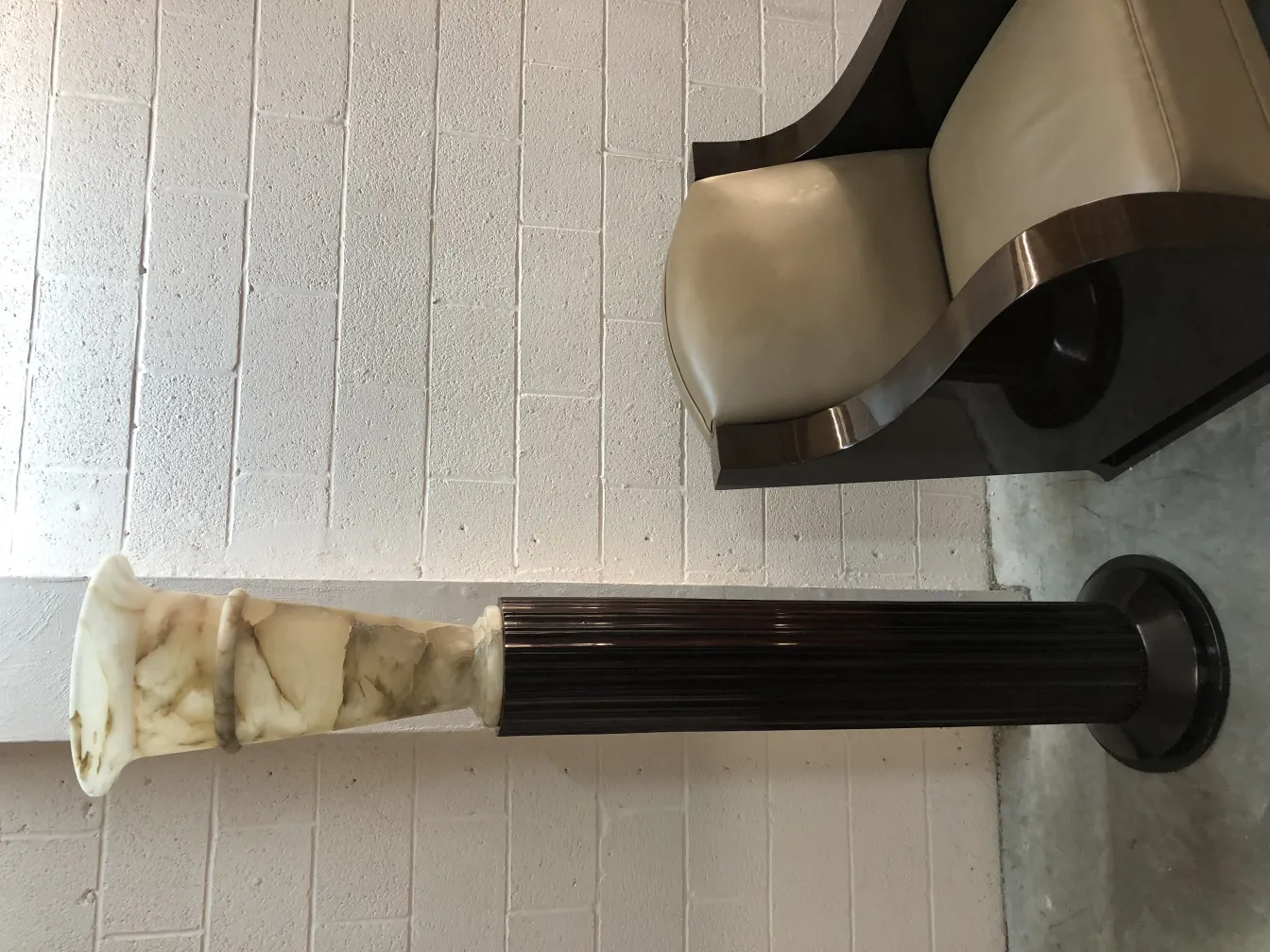 2 lampadaires anciens dans un cadre moderne