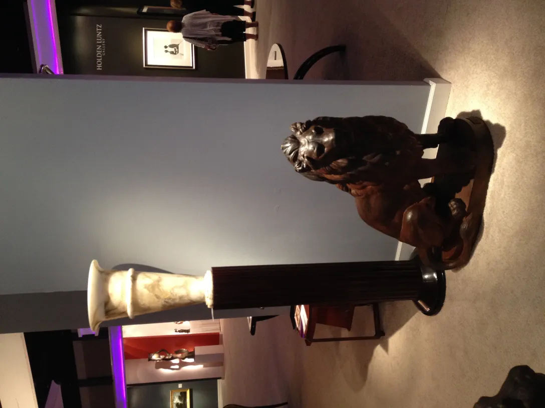 2 लैम्पों की फसल प्राचीन आधार के साथ एक सुरुचिपूर्ण सेटिंग में