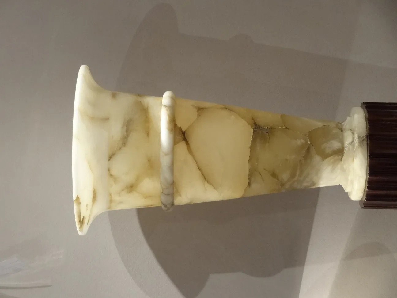 Paire de lampadaires anciens avec design élégant dans un cadre serein.