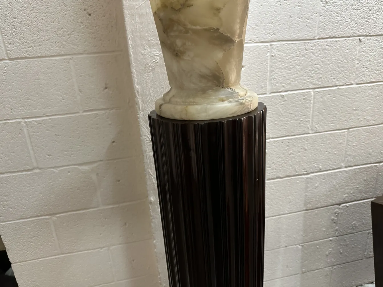 deux lampadaires anciens avec bases décoratives et formes élégantes dans un cadre minimaliste