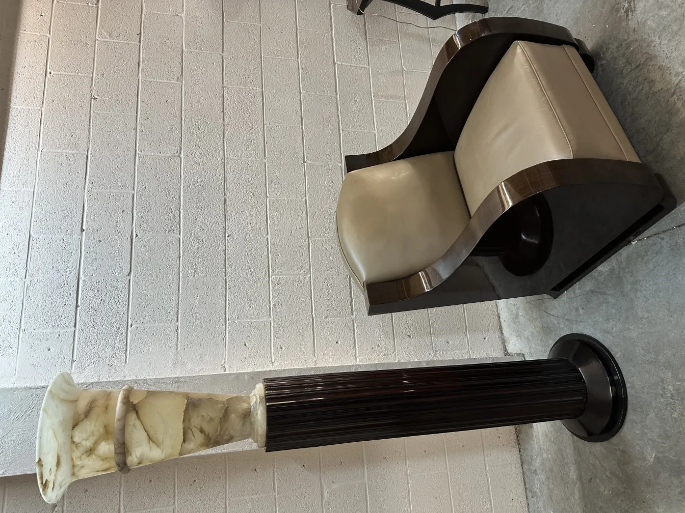 due lampade da terra antiche con basi decorative