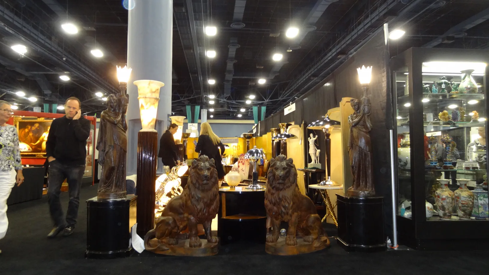 vue de deux lampadaires anciens avec des sculptures de lions à côté de figurines décoratives