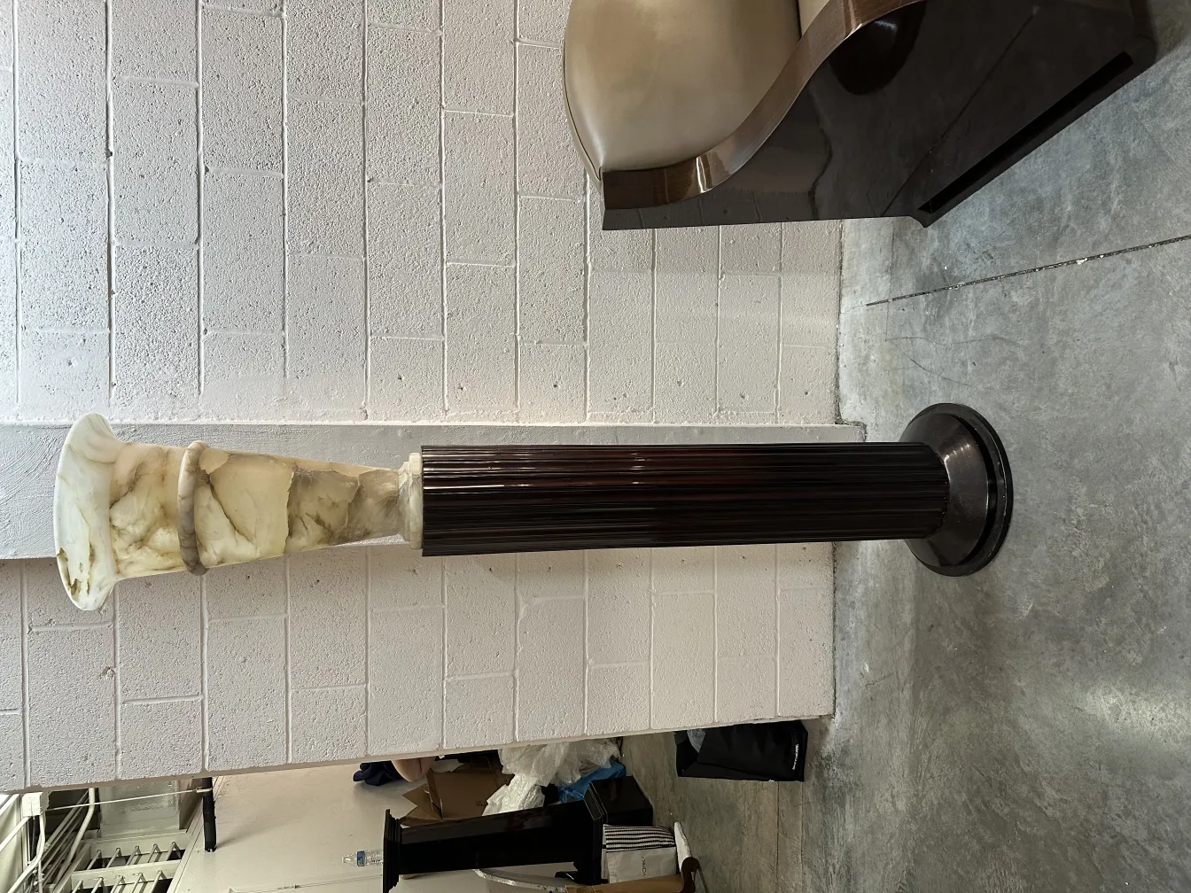 vue de 2 lampadaires anciens avec un design élégant et une base formelle