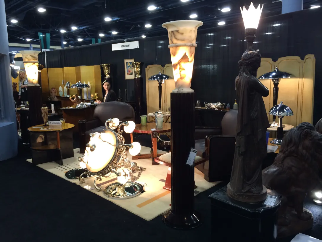 Lampade da terra antiche con forme eleganti in un ambiente decorativo