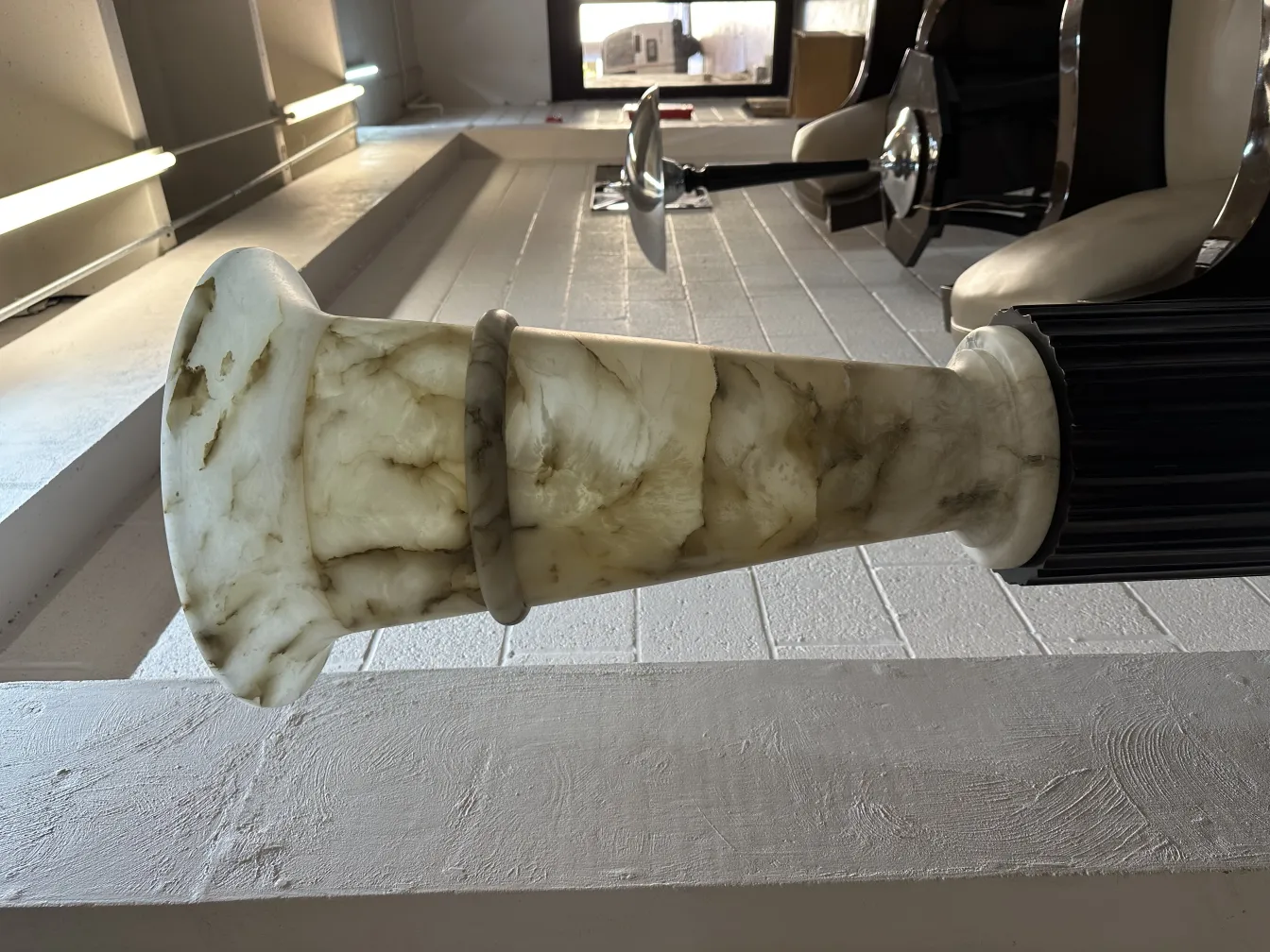 Seitenansicht von zwei antiken Stehleuchten mit eleganten Basen in einer modernen Umgebung.