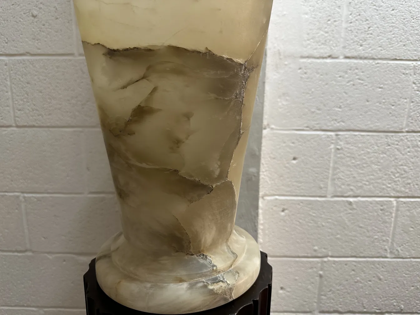 中立的な環境に置かれた装飾的なベースのある2つの古いフロアランプ