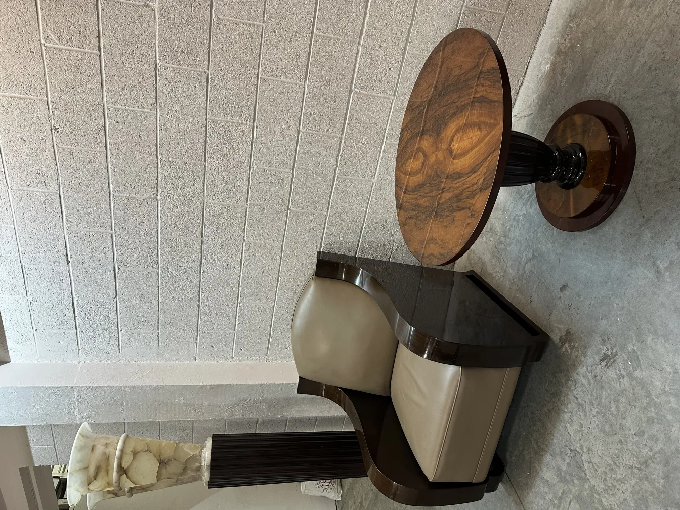 2 lámparas de pie antiguas en un ambiente elegante con una mesa