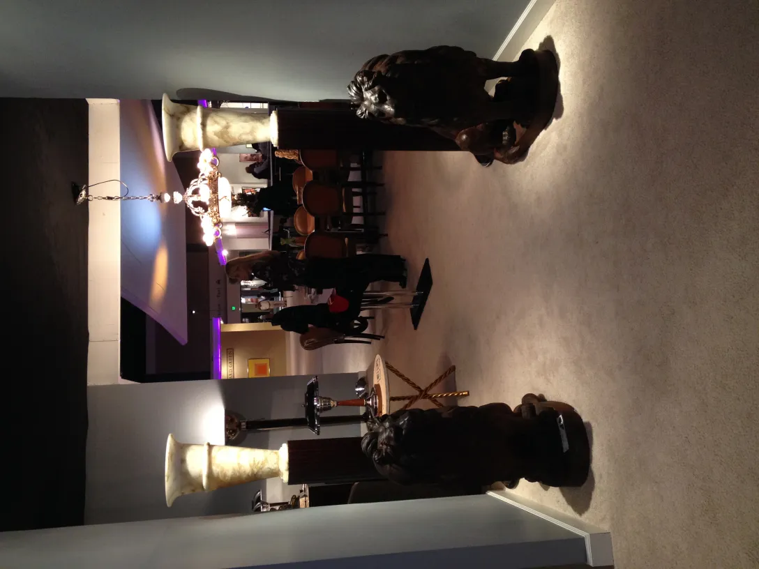 Два античных торшера в стильной обстановке с декоративными деталями.