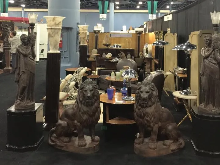 dos lámparas de pie antiguas con detalles elaborados en una exhibición