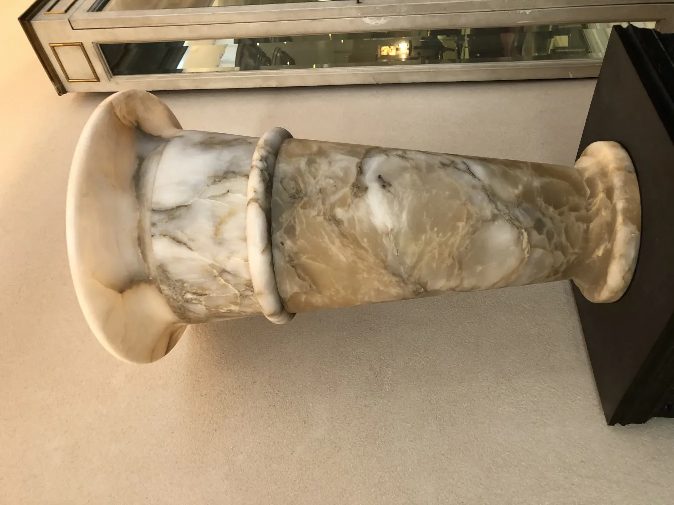 zwei antike Stehleuchten in einem eleganten Ambiente