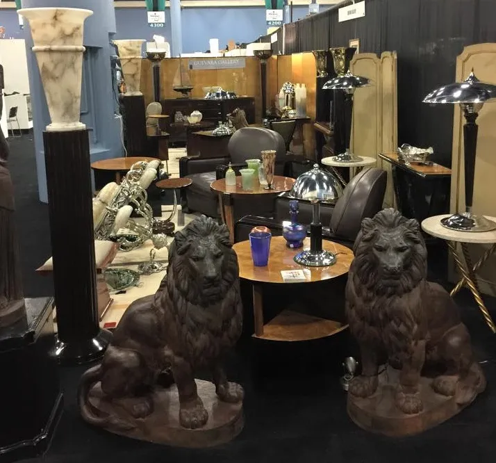 2 ancient floor lamps with decorative details in the scene