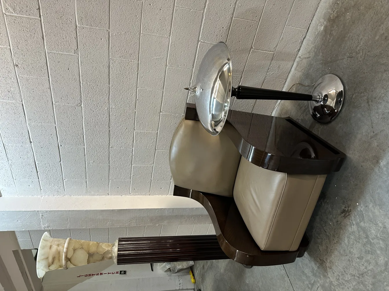 deux lampadaires dans un cadre élégant avec un canapé