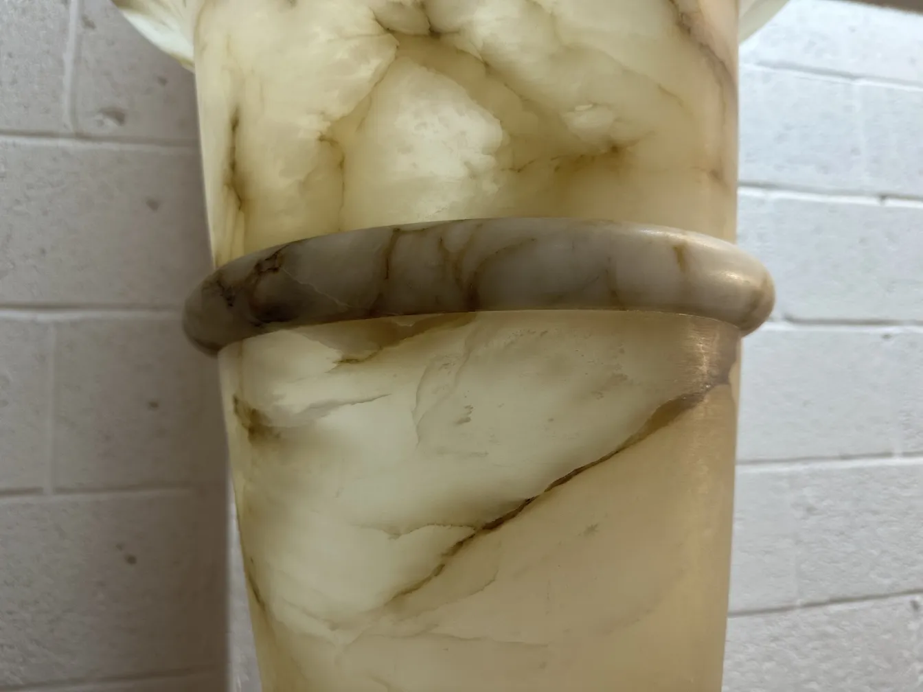 due lampade da terra antiche con base elegante e luce morbida