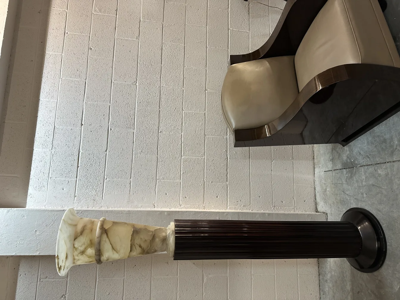 Duas lampadas de piso antigas em um ambiente elegante