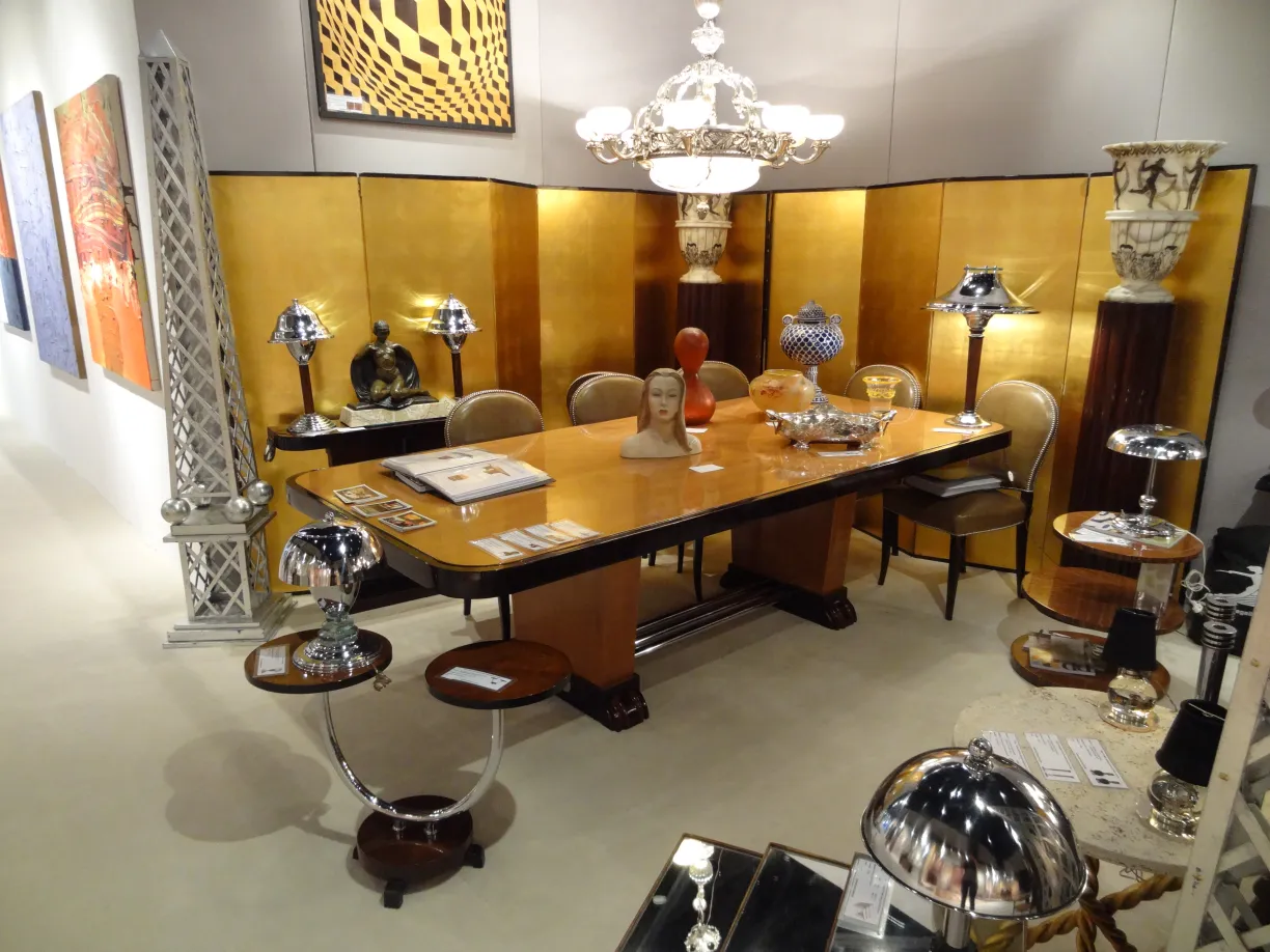 duas lâmpadas de piso antigas com design elegante em um ambiente artístico