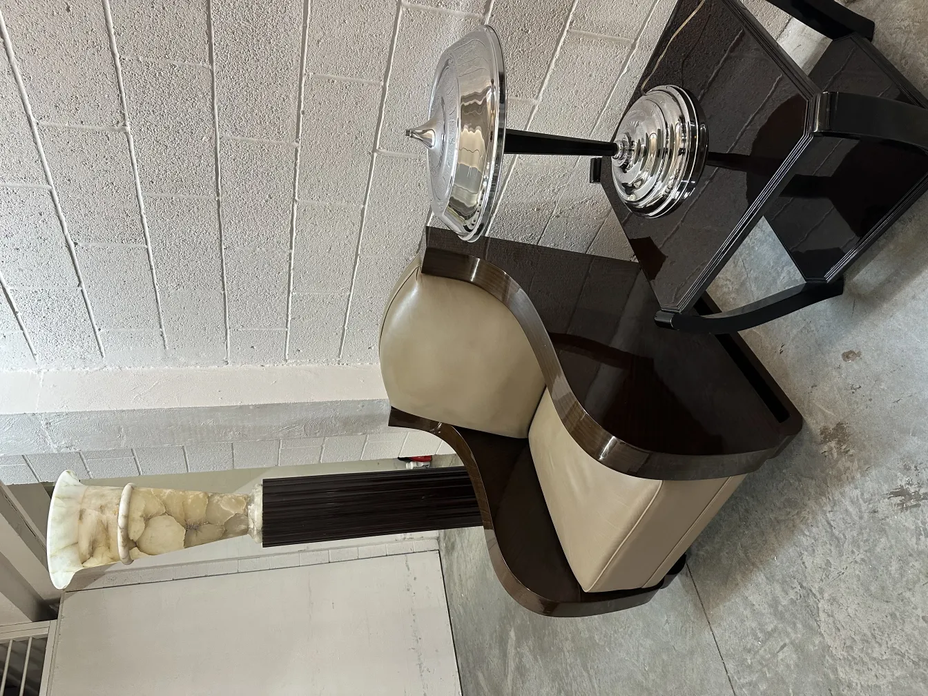 duas lampadas de piso antigas com base de design em ambiente moderno