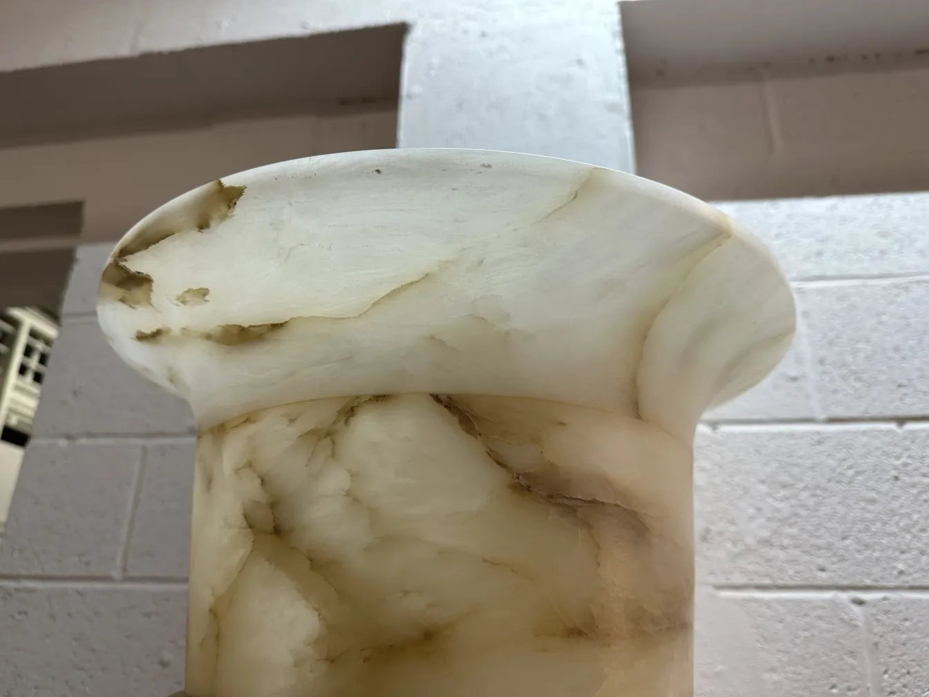 duas lâmpadas de piso antigas com design atraente em um ambiente acolhedor