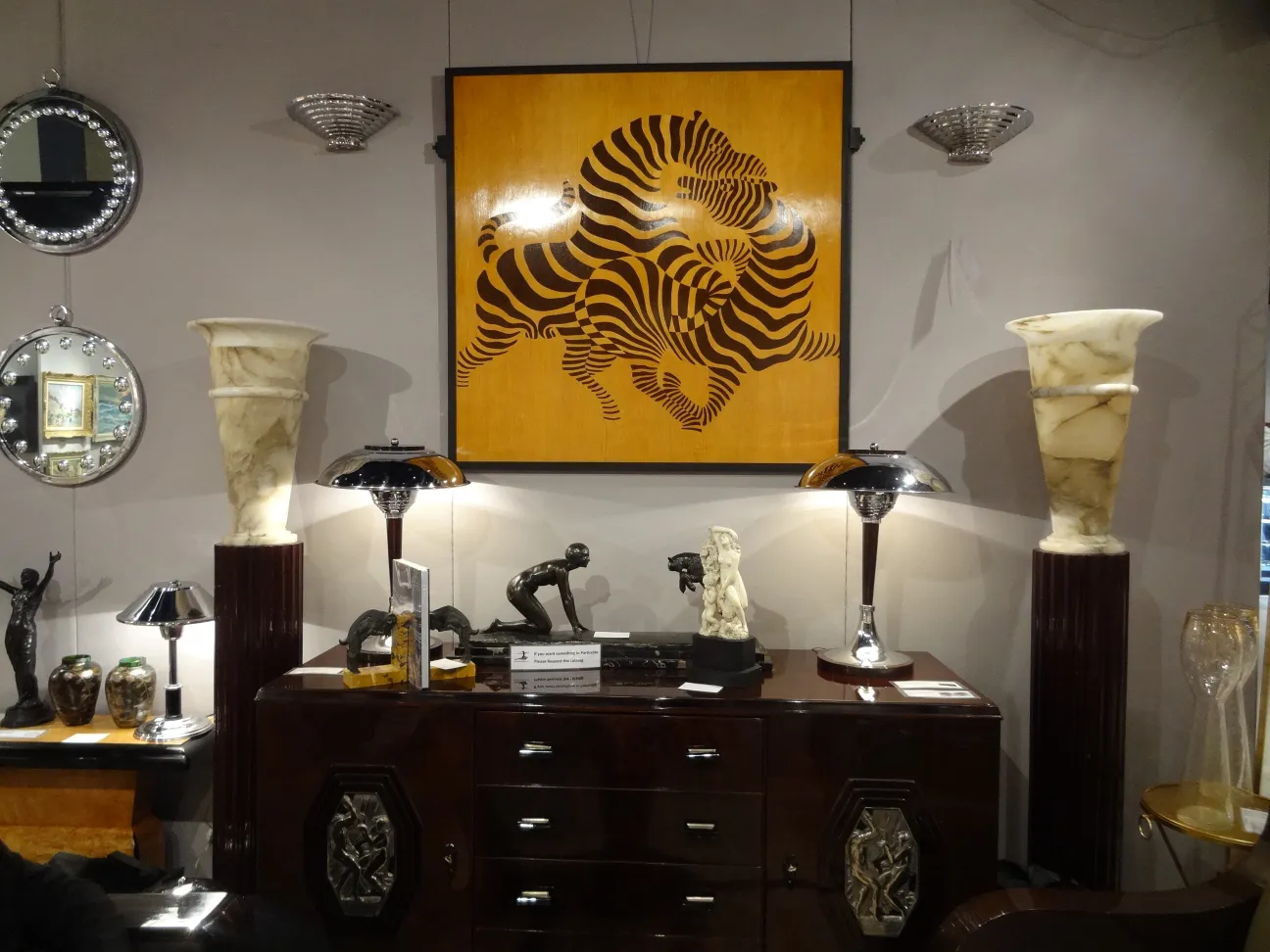 2 lâmpadas de piso antigas com designs elegantes e bases decorativas em um ambiente de antiguidades.