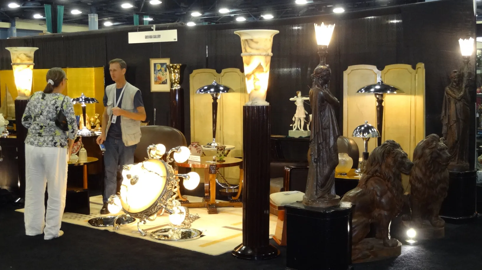 два антикварных торшера с декоративными деталями в окружении