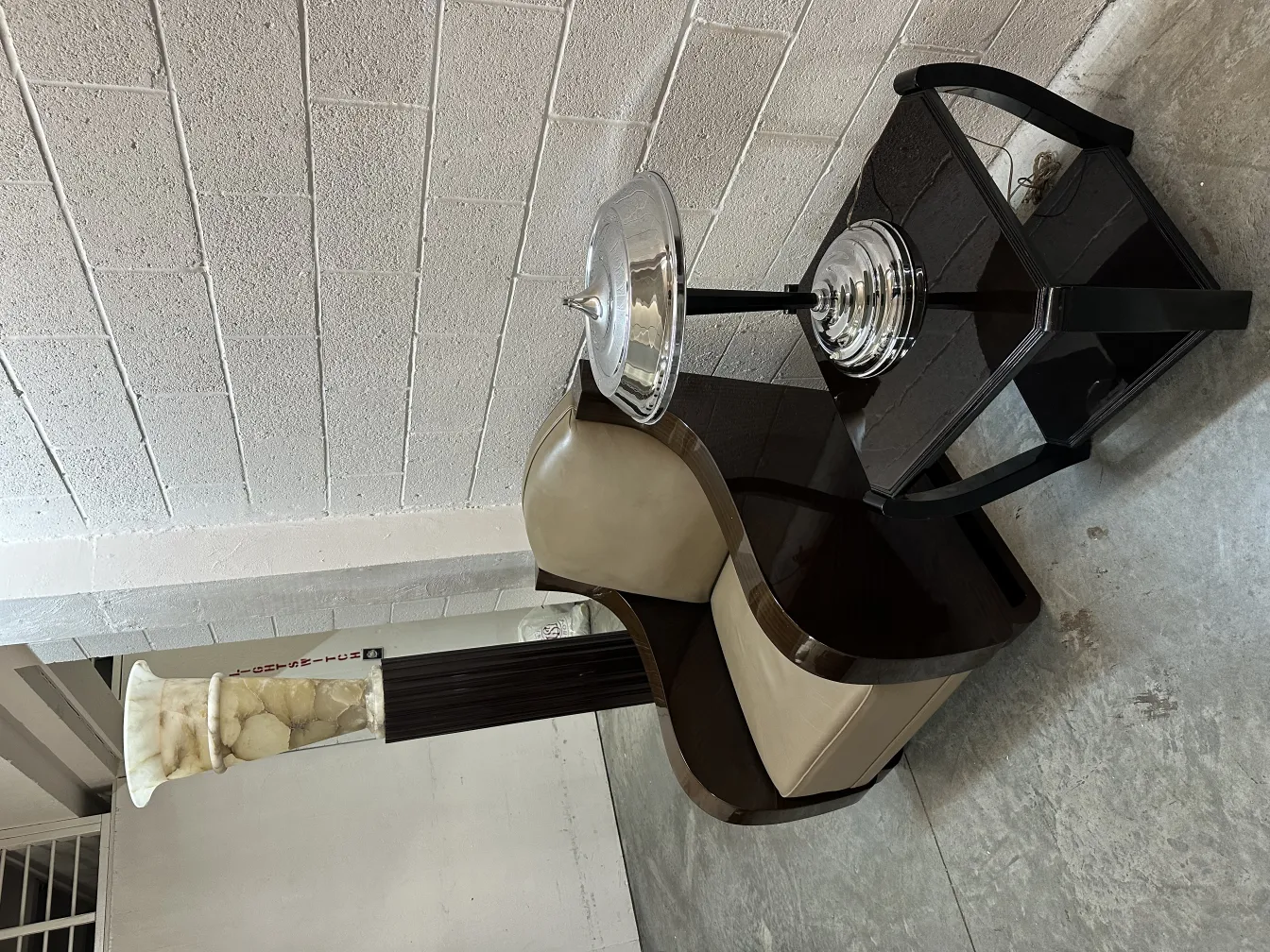 Duas lâmpadas de piso antigas em um ambiente decorativo.