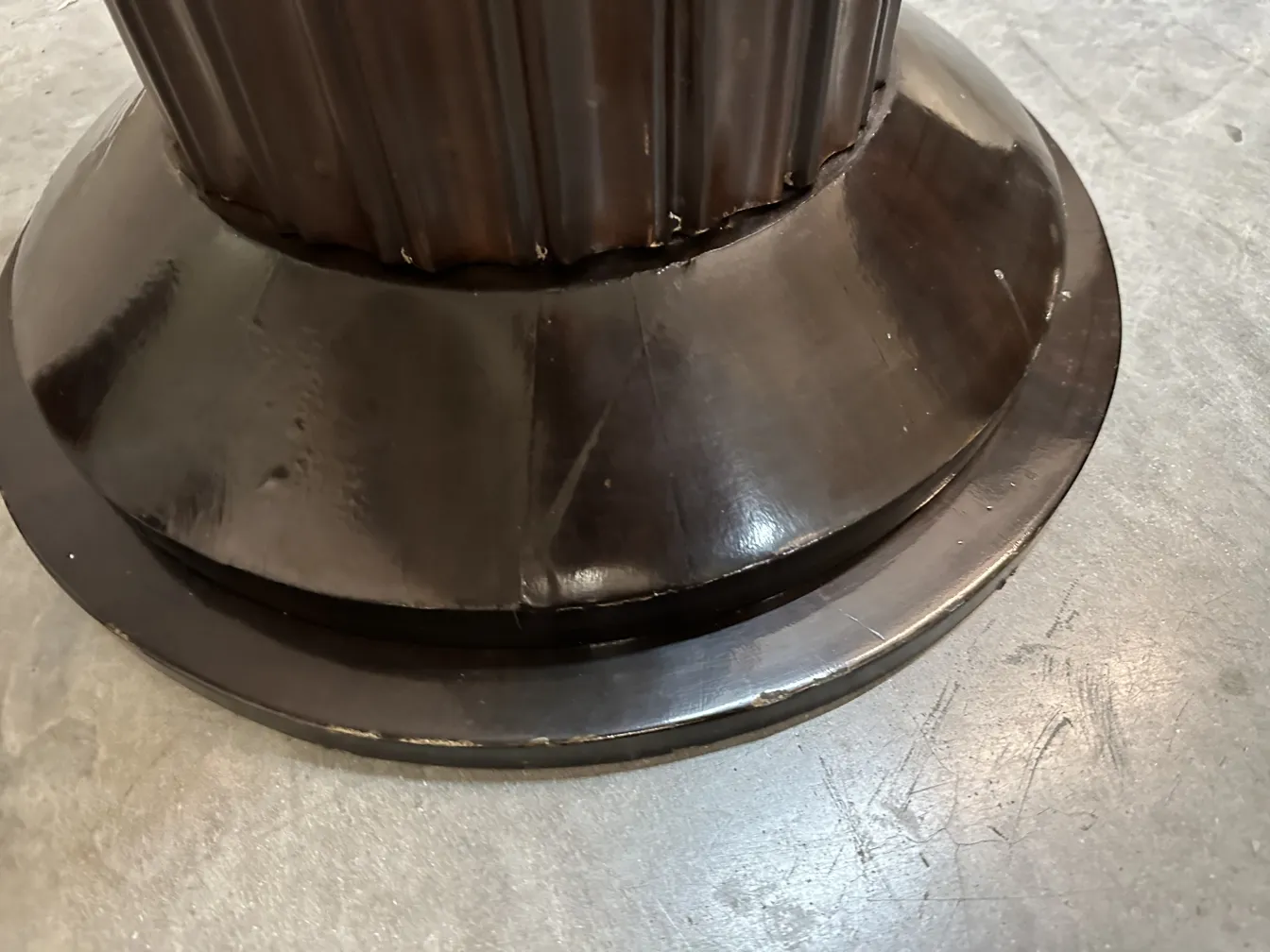 Detalhe da base de 2 lampadas de piso antigas em um ambiente aconchegante