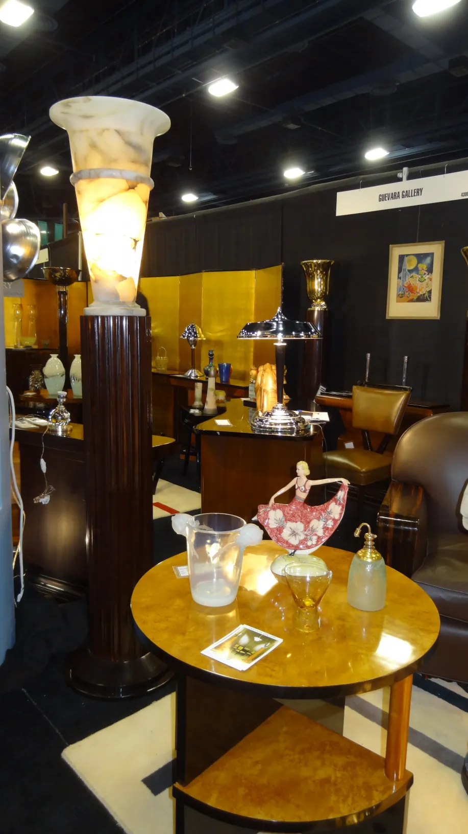 due lampade da terra antiche con design unico