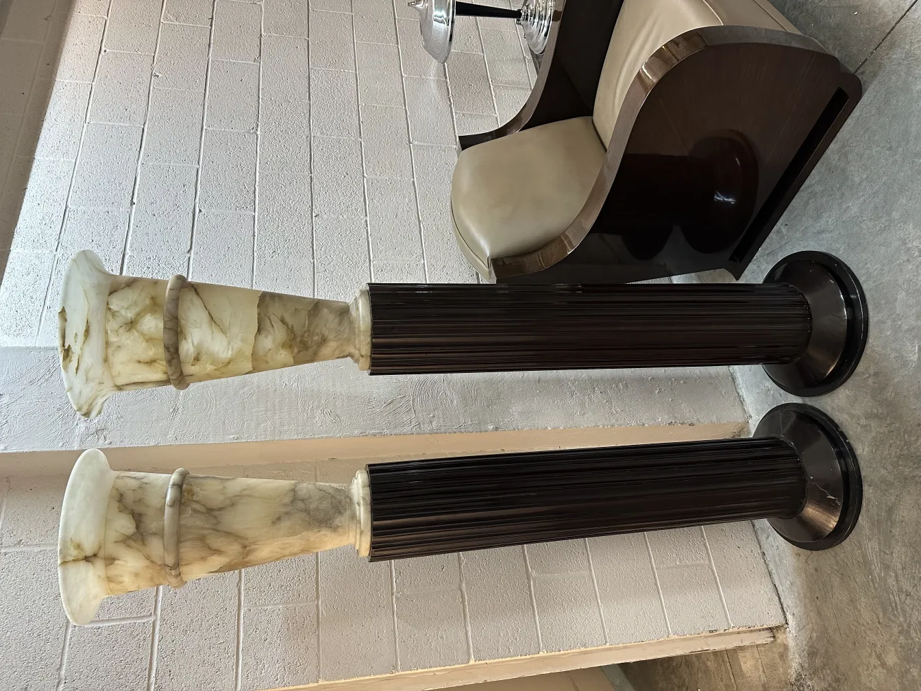 duas lâmpadas de piso antigas com bases elegantes