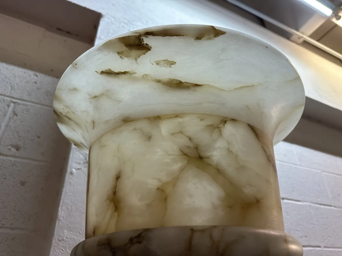 Detalles de 2 lámparas de pie antiguas en un entorno