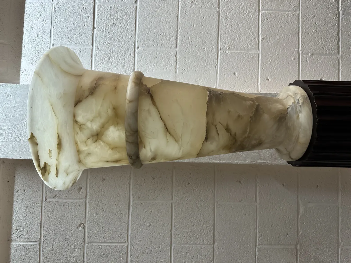 Antiguas lámparas de pie con diseño decorativo en el entorno