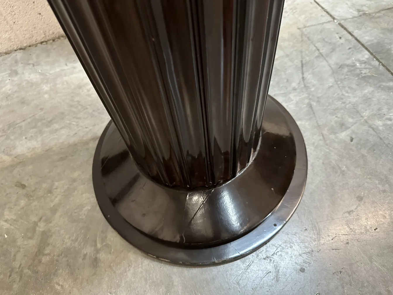 दो पुरानी फ्लोर लैंप गोल बेस के साथ एक तटस्थ सेटिंग में