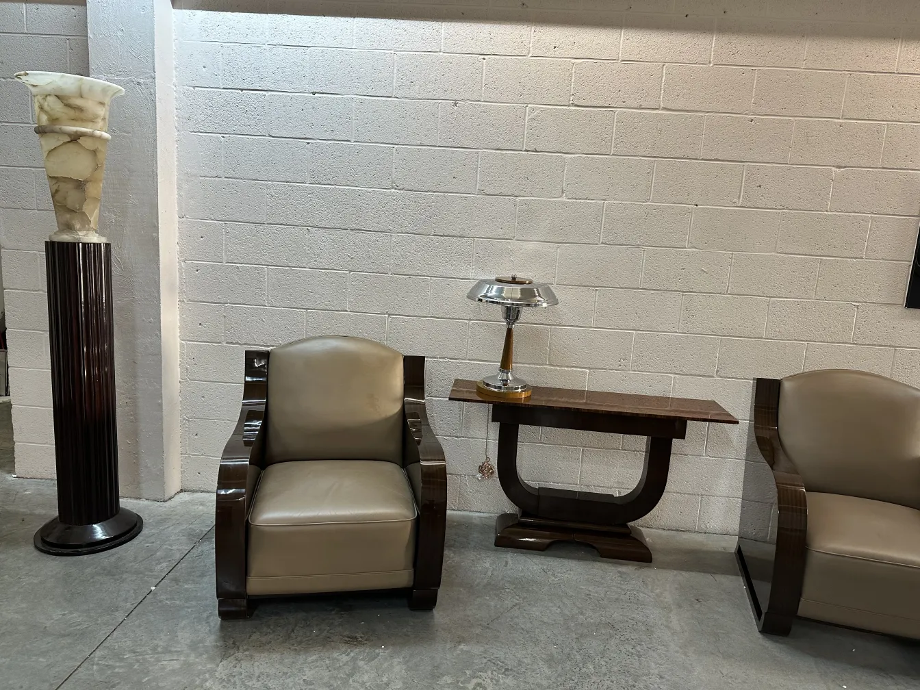 Ensemble de 2 lampadaires anciens avec un design élégant et classique dans un environnement chaleureux.