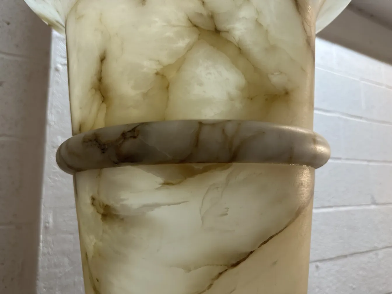 两款古董落地灯，配有装饰细节