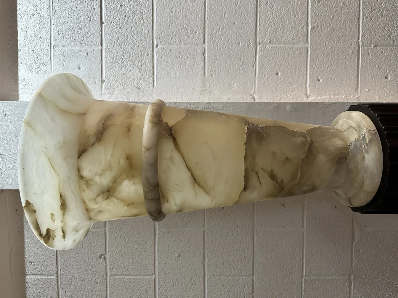 2 lâmpadas de piso antigas com um design claro, em um ambiente neutro