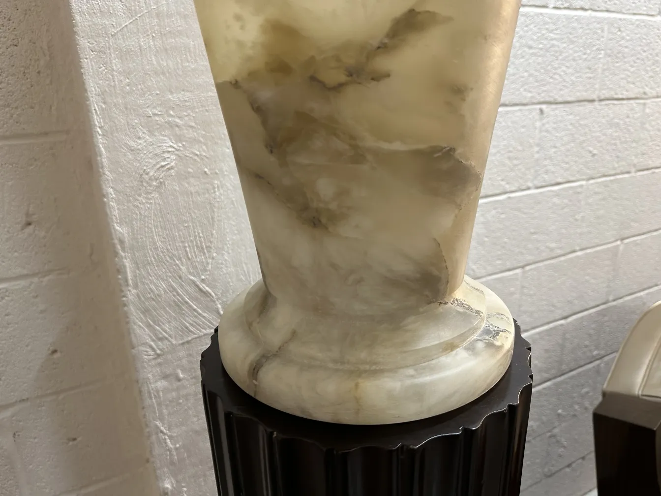 詳細なベースの古いフロアランプ2台、居心地の良い設定