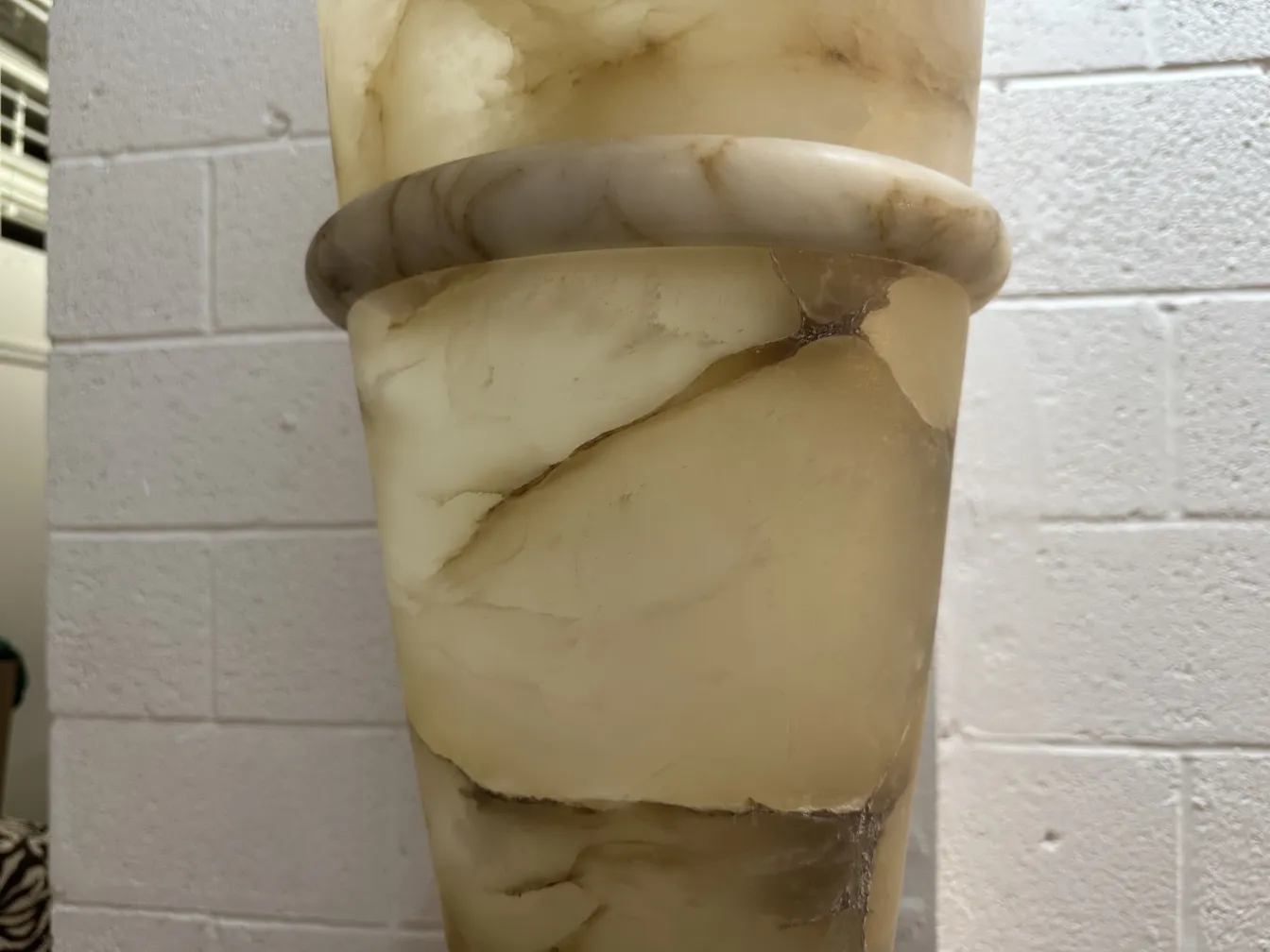 duas lâmpadas de piso antigas com design clássico