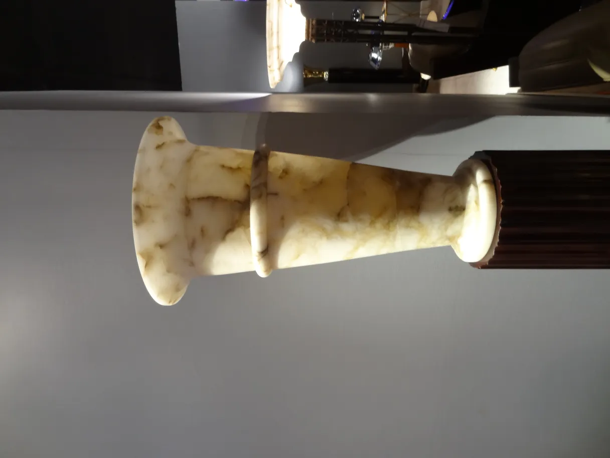 dos lámparas de pie antiguas con diseño elegante