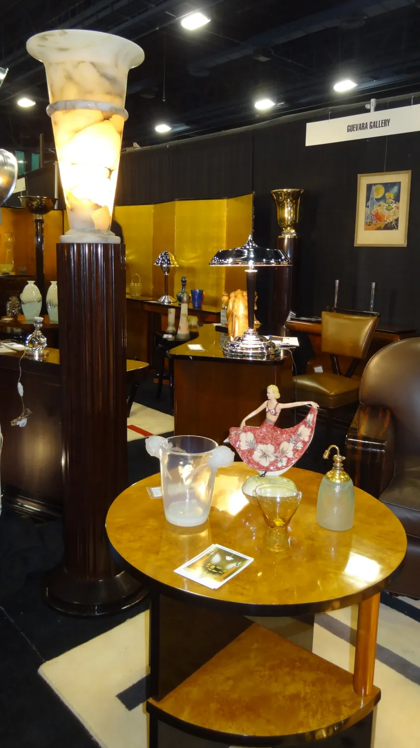 Set di due lampade da terra antiche, luce morbida, ambiente elegante