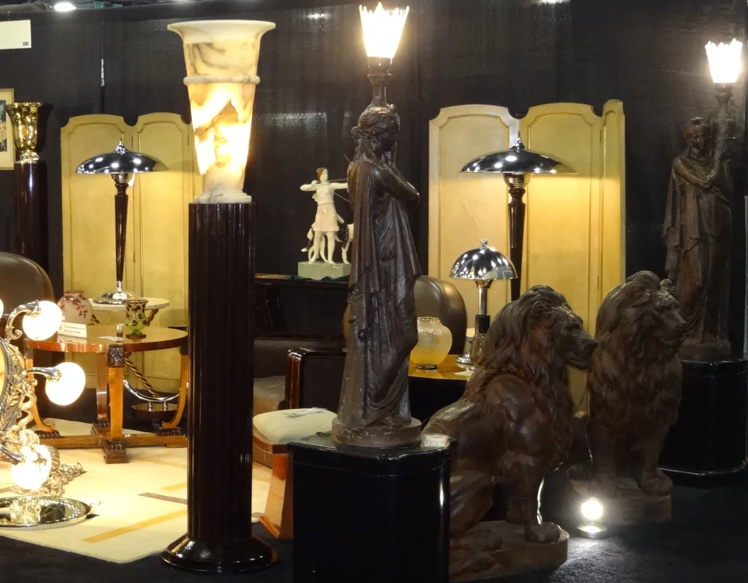 2 lampadas de piso antigas com iluminação decorativa em ambiente elegante.