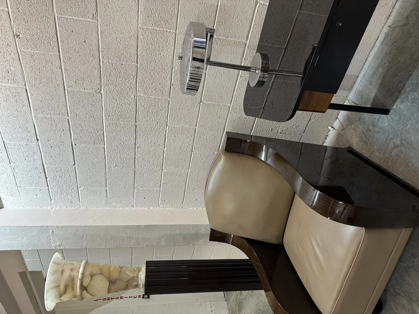 duas lâmpadas de piso antigas, elegantes e modernas em um ambiente claro