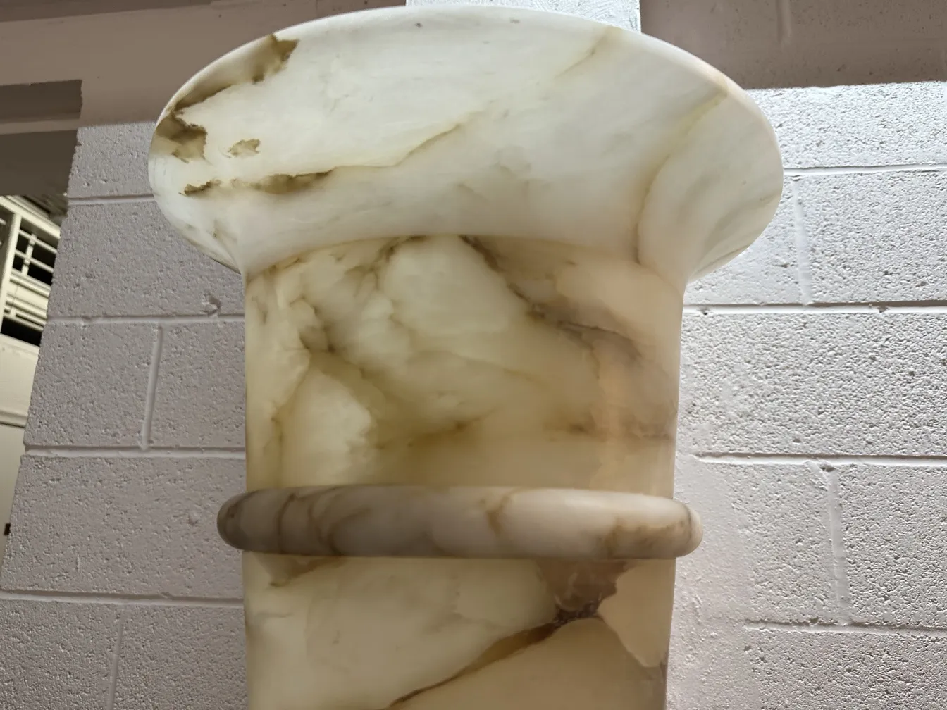 due lampade da terra antiche con base decorativa sullo sfondo