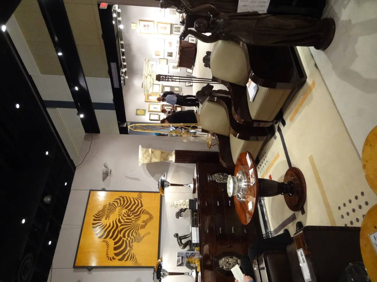 zwei antike Stehleuchten in einer eleganten Umgebung