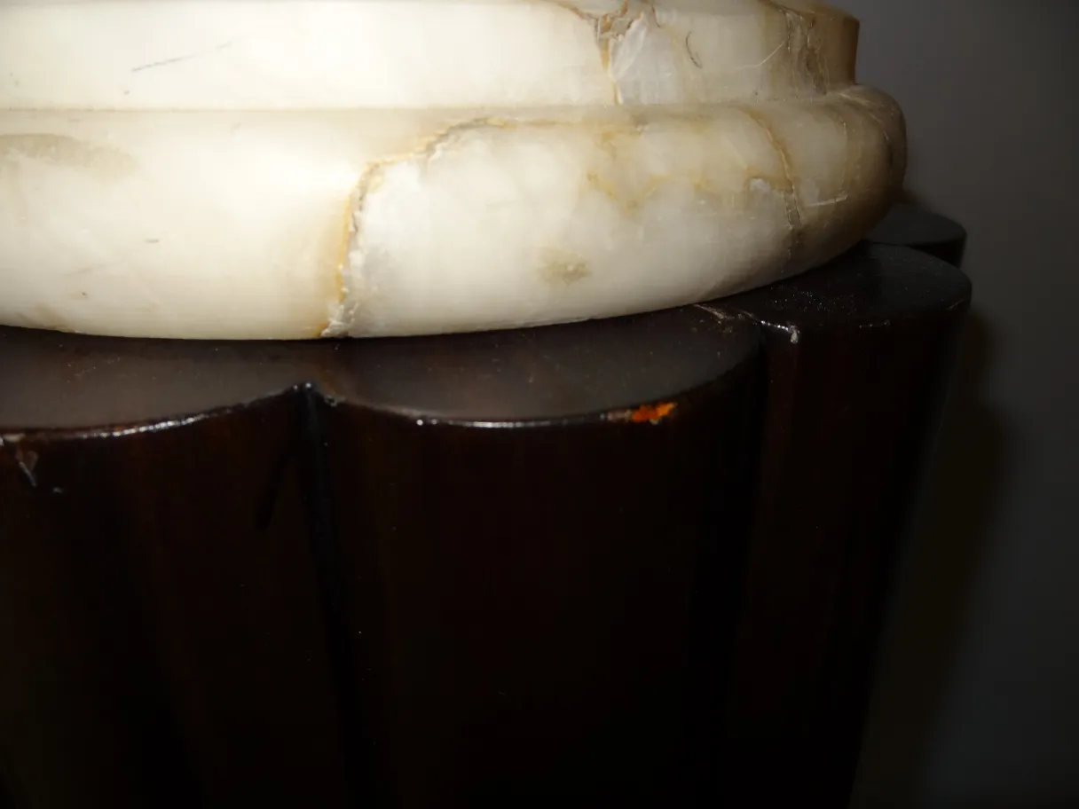 Dos lámparas de pie antiguas con elegante base marcada por el tiempo, en un entorno acogedor.